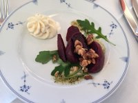 Middag med chevre, rostade rödbetor och glaserade valnötter till förrätt, sedan rosastekt ankbröst med sås av svarta vinbär. Till dessert bjöds slussvaktens hallonpaj med syrlig vanijcreme.