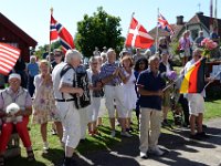 Vi möttes av trumpeter och sedan blev det flera religiösa sånger som sjöngs med stor inlevelse.Vi fick blommor att pryda middagsborden med. Folksamlingen avslutade sången med ”Han har öppnat pärleporten” och sångledaren sade att nu har kanalbolaget öppnat slussporten, men det är bara han där uppe som kan öppna den övre porten – pärleporten!