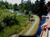 I en mycket skarp sväng fick vi använda oss av pollare som besättningen lade en tamp om för att sakta kunna svänga runt. Spännande!