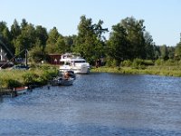 Så småningom kom vi fram till Tåtorp för slussning. Men slussen var redan upptagen så vi skulle lägga oss vid kajen för att vänta, men där gick vi på grund!
