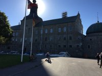 Vi lägger till alldeles intill slottet
