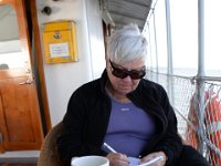 Eva skriver dagens anteckningar