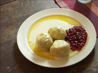 Vi firade med lokala kroppkakor med sm�lt sm�r, vit s�s och lingon