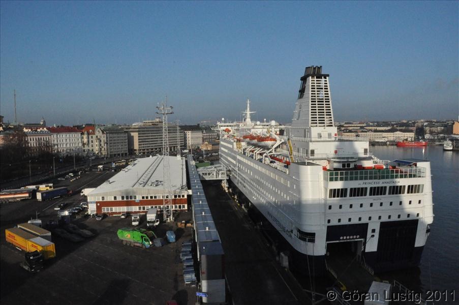 Bakom vr bt, Silja Serenade, lg Princess Anastasia som gr p St. Petersburg. Vi upplevde att det var mnga ryssar ombord p vg mot Stockholm.