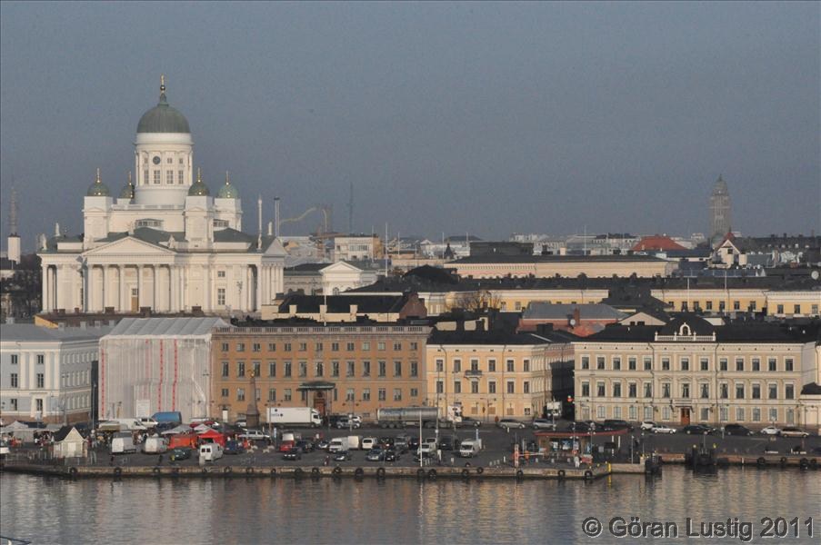 Domkyrkan med svenska ambassaden nedanf�r