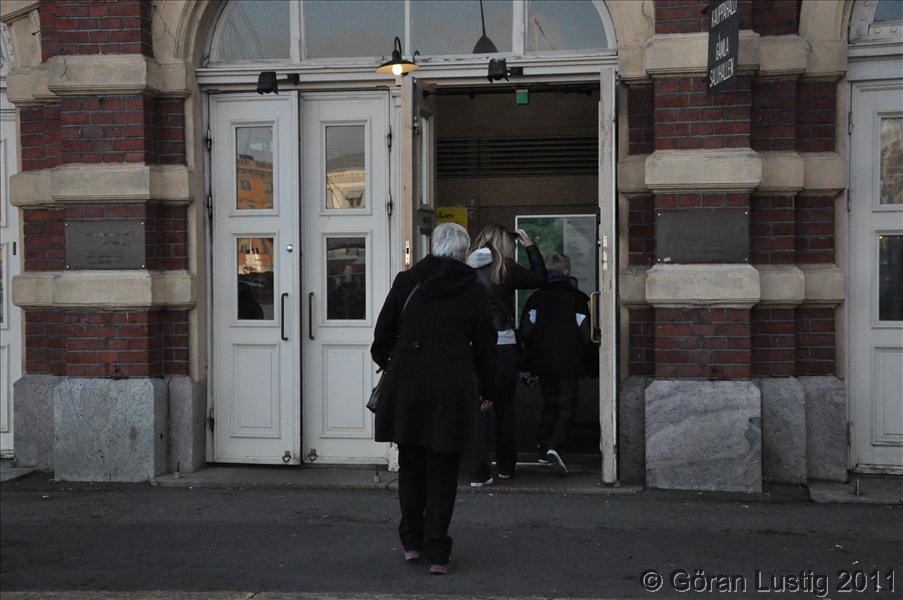 Vi gick via saluhallen p� v�r v�g tillbaka