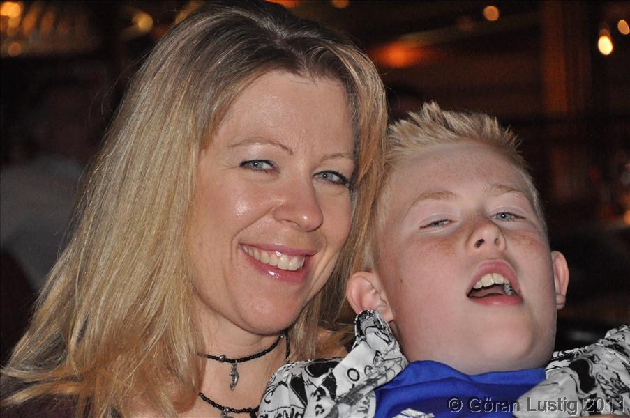 Sk�nt att sitta i mammas kn�...