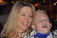 Sk�nt att sitta i mammas kn�...