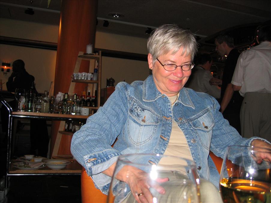Samling i baren i Sky City kv�llen innan avfart...