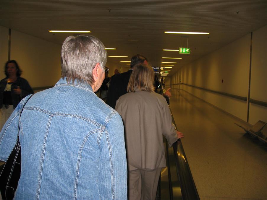 Mycket l�ng korridor p� Atens flygplats