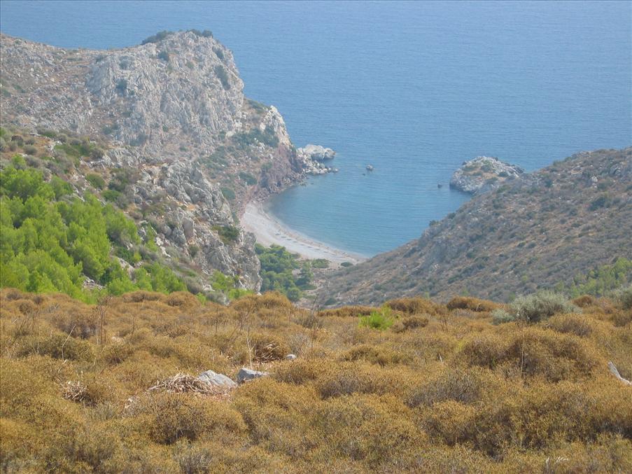 Parasollutrustad strand som det �r sv�rt att vandra till. Med b�t g�r det l�ttare.
