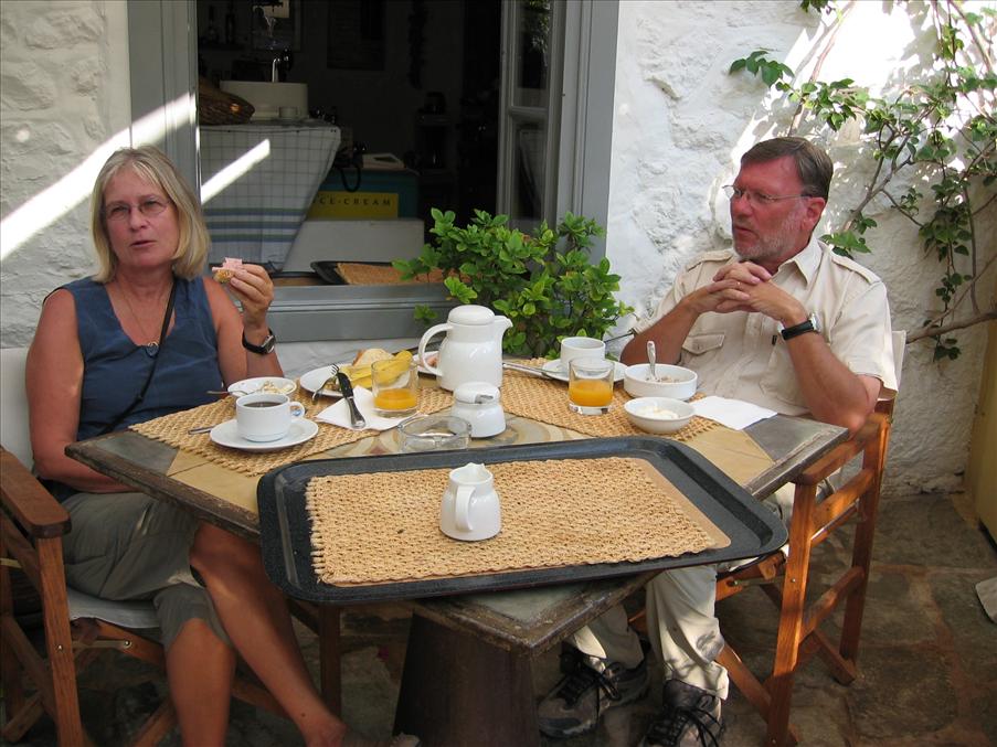 Gudrun och Pelle frukosterar