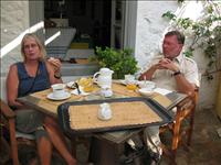 Gudrun och Pelle frukosterar