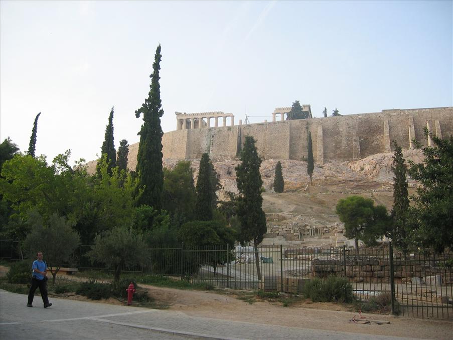 En f�rsta titt p� Akropolis. Hotellet ligger alldeles nedanf�r.