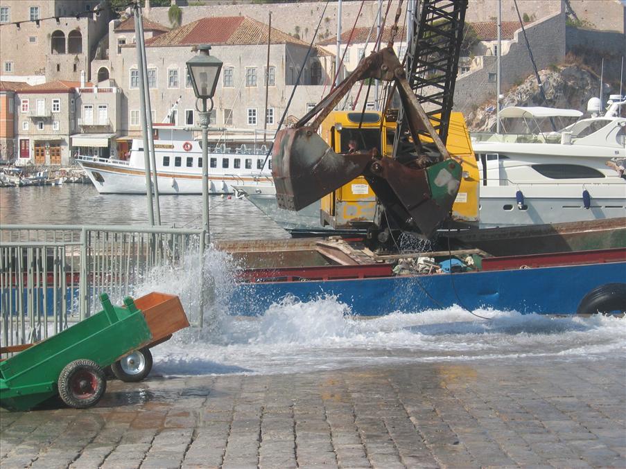 Arbetsb�ten sk�ljer av kajen med havsvatten