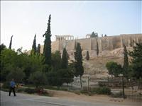 En f�rsta titt p� Akropolis. Hotellet ligger alldeles nedanf�r.