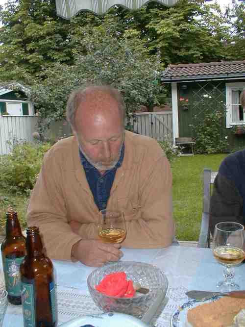 Lasse tittar djupt i glaset...