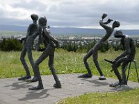 Denna grupp står utanför Perlan som förser Reykjavik med hetvatten