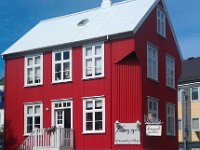 Typiskt hus i Reykjavik. Fasaden är klädd med korrugerad plåt för att hålla längre.