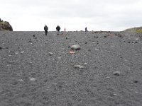 På stranden ligger fortfarande delar av båten kvar