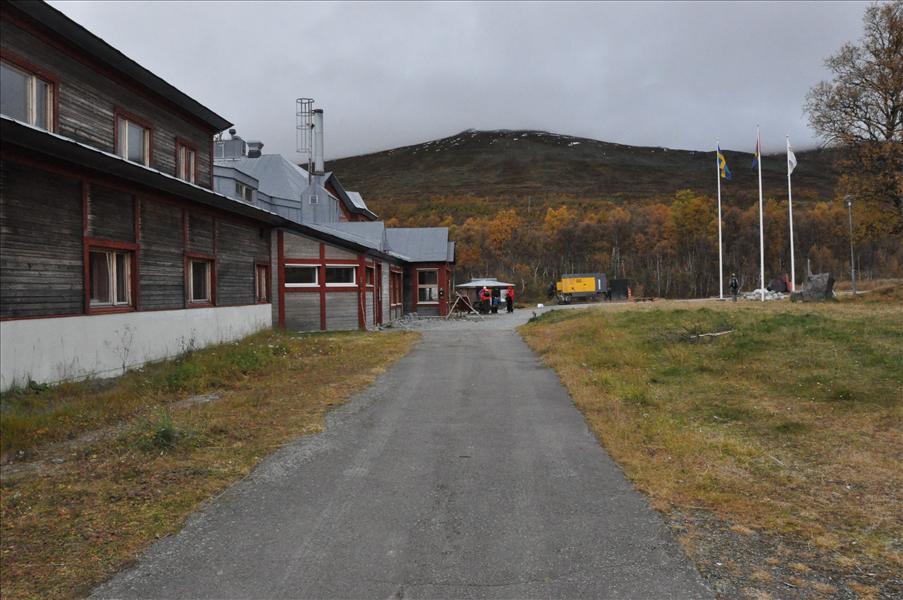 L�rdag morgon. Molnen h�nger p� Getryggens topp.