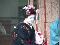 På vägen till borgen såg vi denna geisha som ska delta i en invigning, tror vi