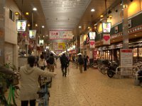På väg till stationen, f.v.b. till Kobe, via en lång shoppingarkad