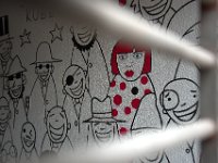 Ev vägg med bl.a. Yayoi Kusama