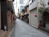 Vi promenerade i Kyotos gamla stadskärna, Gion.  Läs mer...  Det är i detta område som flera hundra geishor fortfarande finns.Här finns ett stort utbud av restauranger och barer.