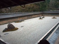 Här kan man inte se alla stenarna från en given punkt i Ryoanji-trädgården. Allt är inte som det verkar...  Läs mer...