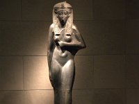 Här finns avdelningar för persisk, kinesisk och egyptisk konst. Det är ovanligt få föremål utställda i de rymliga lokalerna. Här Arsinoe II, Egypten.  Läs mer...