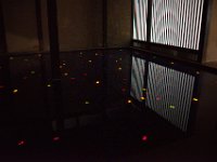 Digitaldisplayer (7-segments) i vatten i ett ganska mörkt rum i Kadoya, det första konstprojektet i Honmura. Verket kallas "Sea of time" avTatsuo Miyajima.