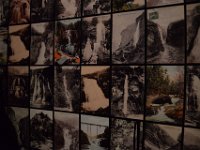 På väggarna finns bilder av vattenfall