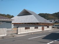 Naoshima Hall (2016), av Hiroshi Sambuichi,  bakom kommunhuset i Honmura