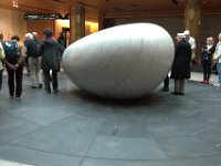 Vi är på väg till National Art Center och passar på att se konst på vägen