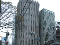 Här, i Shibuya, finns också många speciella hus med kända varumärken.  Läs mer...
