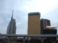 Till höger ligger Asahi Beer Tower, huvudkontoret för öltillverkaren Asahi.  Läs mer...