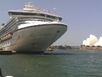 Diamond Princess, större än allt annat, var på besök under dagen.