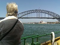 Vi tar båten från Circular Quay till Darling Harbour