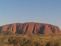 Uluru sent på eftermiddagen. Solen ska strax gå ned.