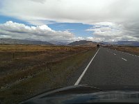 Vi kom till Christchurch kl 23 och det tog två timmar att passera pass- och tullkontroll. Dagen efter åkte vi direkt mot Twizel. Här på östra sidan av sydön är vägarna raka och fina, även om man kör på fel sida av vägen...