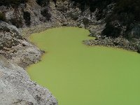 Devils bath som växlar färg mellan grönt och gult.