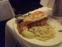 Atlantic lobster tail, där man vikt upp köttet och lagt det ovanpå skalet...