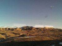 Sierra Nevada genom reflekterande tågfönster.