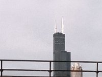 På väg in till Union station i Chicago. Sear&#39;s Tower, som nu heter Willis Tower, inte långt från stationen.