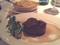 Oxfilé, 8 Oz, medium-rare. Denna var mänsklig jämfört med tidigare besök då man serverade ENORMA köttbitar.