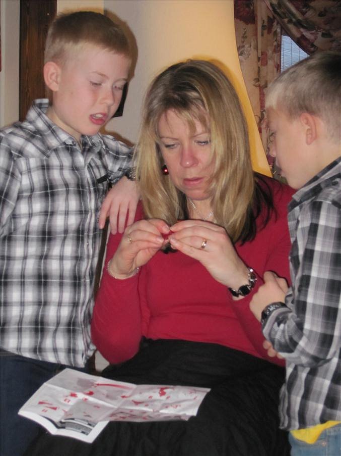 Mamma Stina hj�lper till