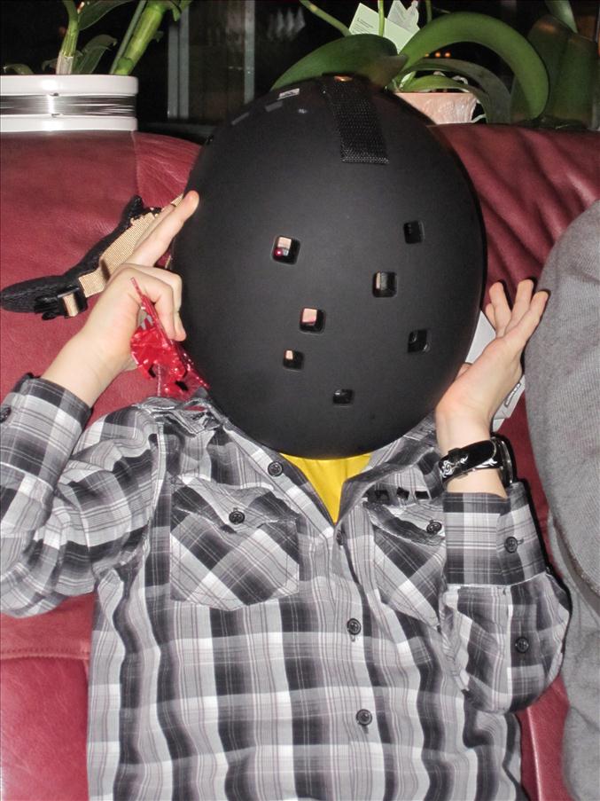 Lucas med sin nya hj�lm. Sitter den verkligen r�tt?