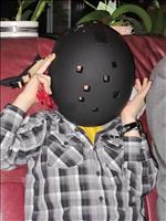 Lucas med sin nya hj�lm. Sitter den verkligen r�tt?