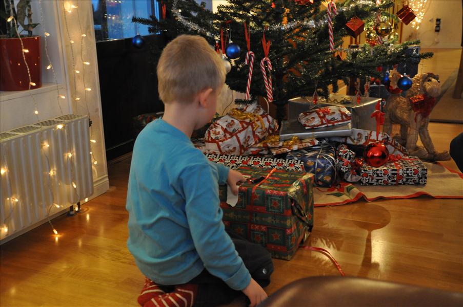 Hemma hos Mia och Matte fick bara barnen julklappar. Pontus verkar lite sp�nd inf�r f�rsta paketet.